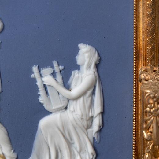 【已售】独角鹿西洋古董法国大理石底座嵌古典人物主题韦奇伍德风瓷片装饰天鹅卷叶纹铜鎏金精雕墨水台 商品图4
