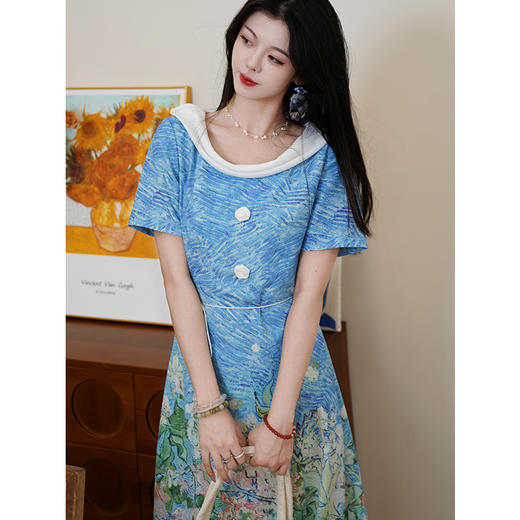 两三事梵高文艺 碧蓝晴空 2025夏季新款优雅拼色兜兜领印花连衣裙 商品图4