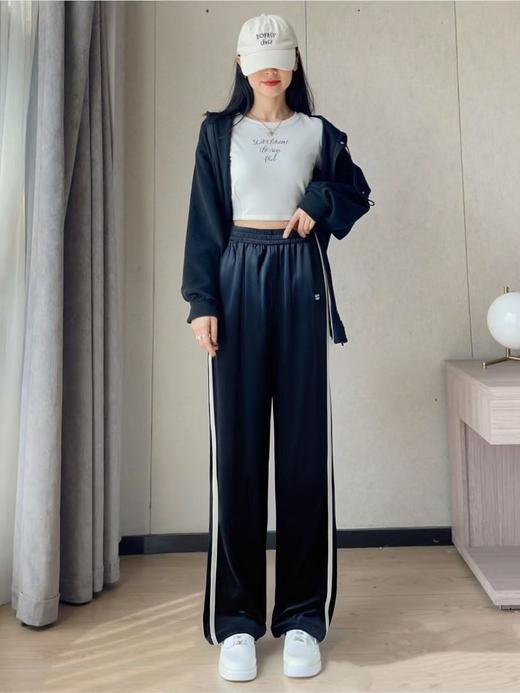 7.30秒杀~NO退【超值特卖】藏青垂顺拼白条休闲女裤-喜出 商品图0