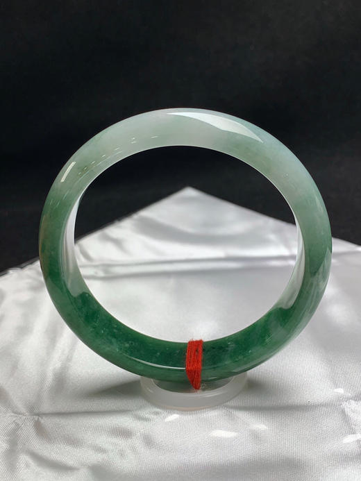 620631，57.7圈口细糯飘油绿正圈平安镯，大半截绿底色，半山半水 商品图3