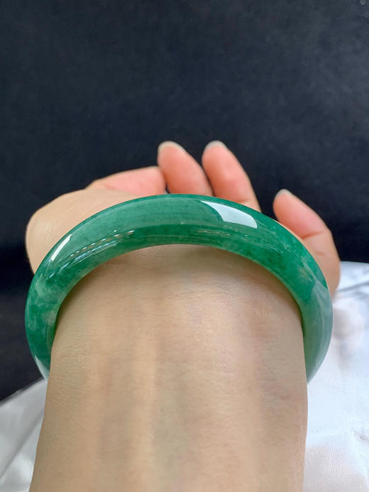 620631，57.7圈口细糯飘油绿正圈平安镯，大半截绿底色，半山半水 商品图4