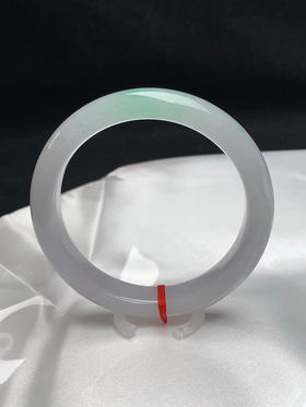 620634，56圈口，冰飘绿正圈平安镯，白底飘甜绿花，种水好，清爽秀气