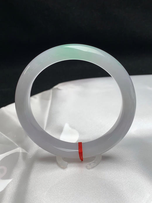 620634，56圈口，冰飘绿正圈平安镯，白底飘甜绿花，种水好，清爽秀气 商品图0