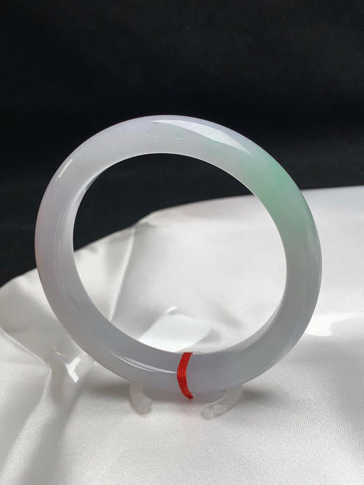 620634，56圈口，冰飘绿正圈平安镯，白底飘甜绿花，种水好，清爽秀气 商品图1