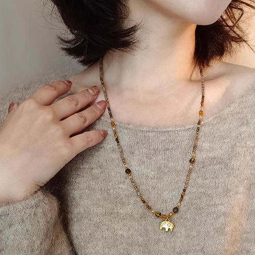 雀说 咖色小象串珠虎眼石项链轻奢小众高级感气质长款高档毛衣链配饰NK433 商品图3