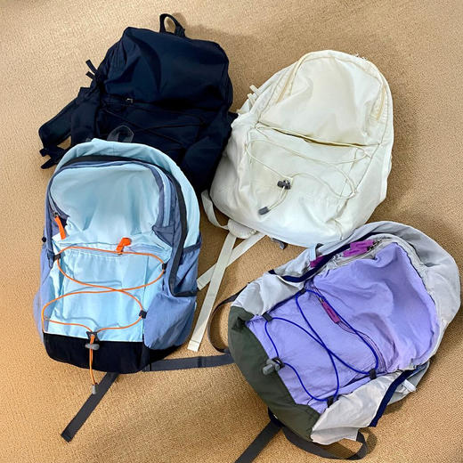 热卖！高颜值 轻便能装！2025年新款S系列 椒盐和猫 户外撞色多用途双肩登山包 撞色设计 轻盈方便 商品图5