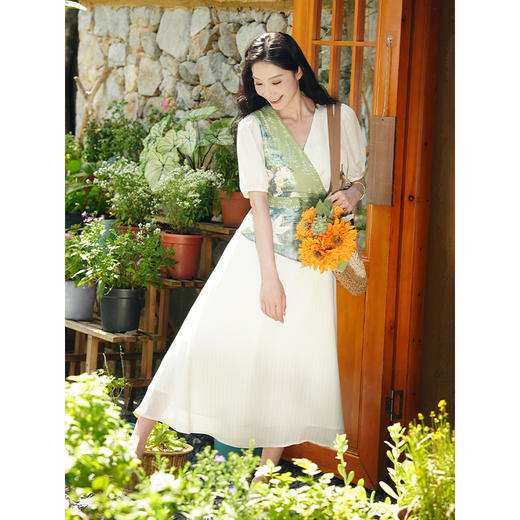 两三事 薄荷森林 2025夏季新款复古印花布拼接绑带v领连衣裙长裙 商品图2