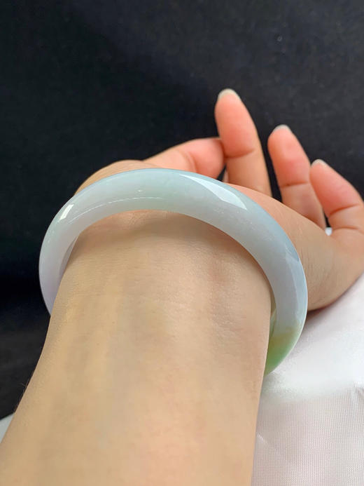 620630，58.2圈口，细糯三彩正圈平安镯，春彩底飘半截黄翡色 商品图5