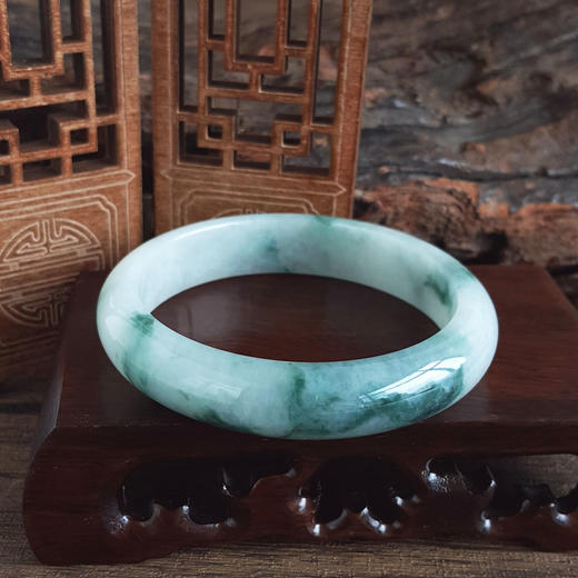 【天然正品】A货翡翠天然细腻正桩无纹裂白底飘蓝花细豆种58.5号翡翠手镯女士现售价：2880！310325AH52 商品图2