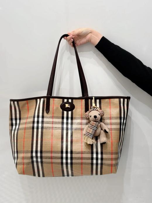 巴宝莉 最新 骑士徽标格纹托特包 宽版（EJ*MM） 商品图5