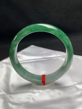 620631，57.7圈口细糯飘油绿正圈平安镯，大半截绿底色，半山半水