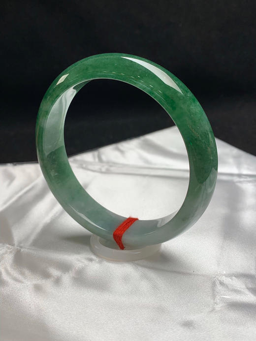620631，57.7圈口细糯飘油绿正圈平安镯，大半截绿底色，半山半水 商品图2