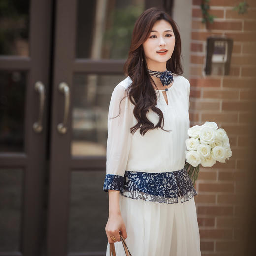 【林栖设计小店】【现货】【林栖推荐】（配送多搭真丝玫瑰胸花）2025年秋季新品白拼蓝印花真丝上衣N1953293 商品图2