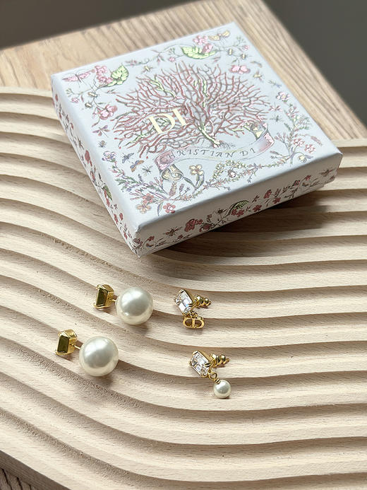 现货 THS-无 D家 甜甜方糖系列 方糖水晶+珍珠+经典 logo耳饰 2色 CU1317 商品图4
