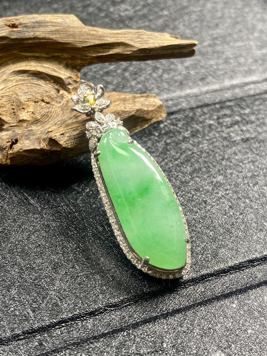 【FC0079】18K金镶嵌翡翠飘绿福瓜吊坠 玉质细腻 色泽阳绿 商品图0