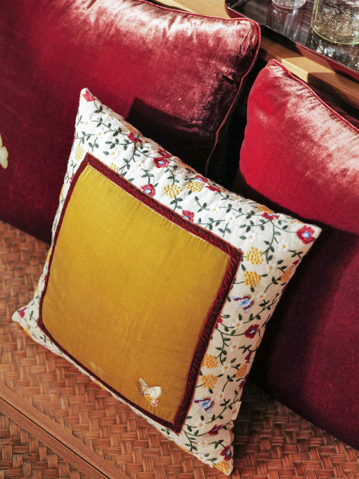 梦蝶 蝴蝶郁金香重工刺绣 棉麻丝绒抱枕 山林曦照 商品图1