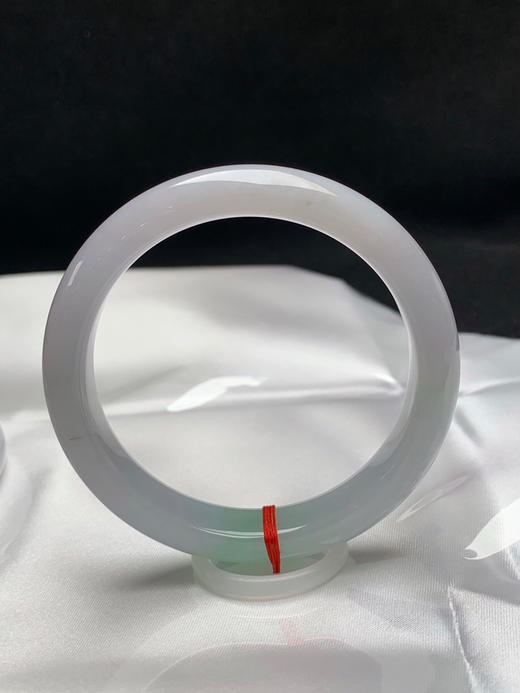 620634，56圈口，冰飘绿正圈平安镯，白底飘甜绿花，种水好，清爽秀气 商品图3