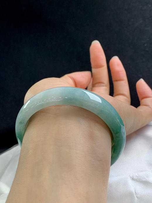 620631，57.7圈口细糯飘油绿正圈平安镯，大半截绿底色，半山半水 商品图5