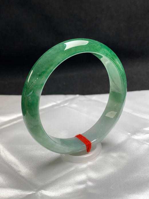 620631，57.7圈口细糯飘油绿正圈平安镯，大半截绿底色，半山半水 商品图1