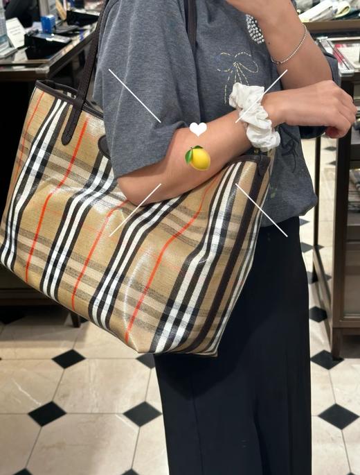 巴宝莉 最新 骑士徽标格纹托特包 宽版（EJ*MM） 商品图3