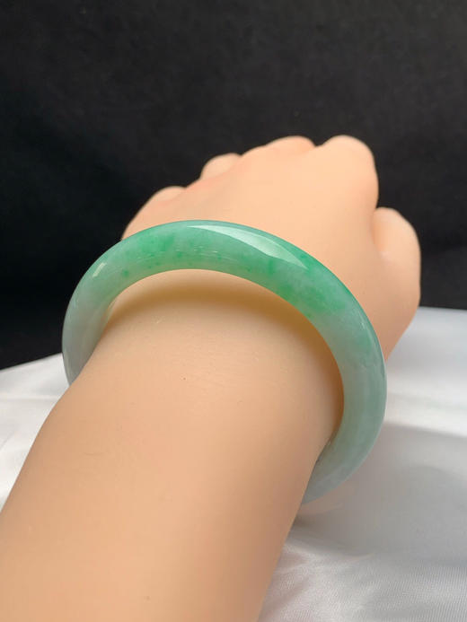620632，53圈口，细糯飘绿正圈平安镯，白底飘半截阳绿色，半山半水色，色阳，底子底子细腻 商品图4