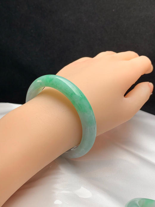 620632，53圈口，细糯飘绿正圈平安镯，白底飘半截阳绿色，半山半水色，色阳，底子底子细腻 商品图5