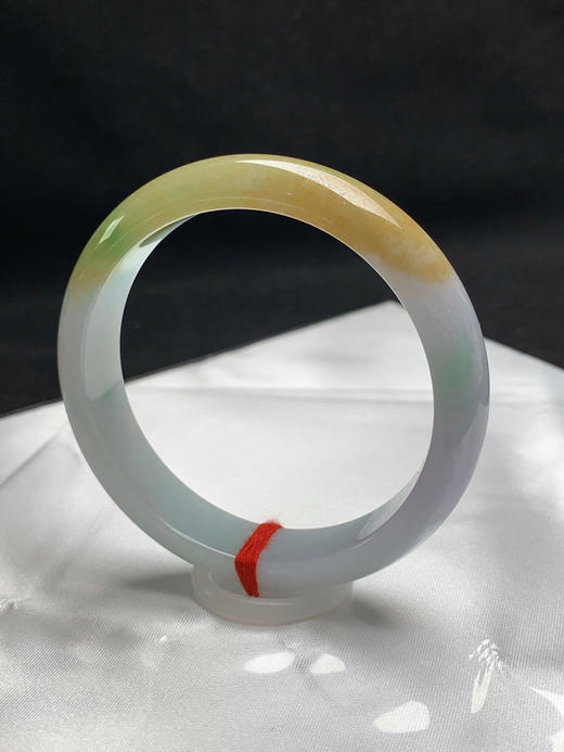 620630，58.2圈口，细糯三彩正圈平安镯，春彩底飘半截黄翡色 商品图2