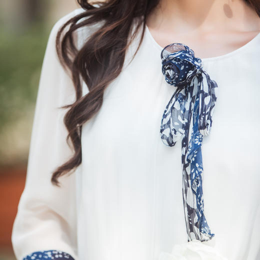 【林栖设计小店】【现货】【林栖推荐】（配送多搭真丝玫瑰胸花）2025年秋季新品白拼蓝印花真丝上衣N1953293 商品图6