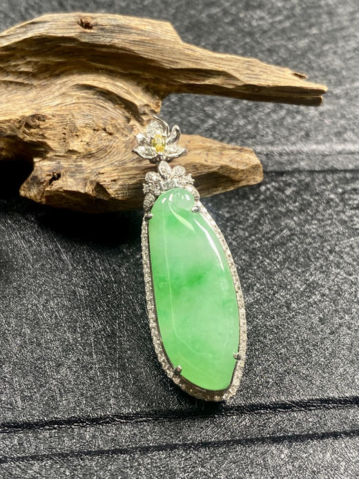 【FC0079】18K金镶嵌翡翠飘绿福瓜吊坠 玉质细腻 色泽阳绿 商品图1