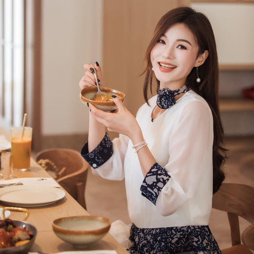 【林栖设计小店】【现货】【林栖推荐】（配送多搭真丝玫瑰胸花）2025年秋季新品白拼蓝印花真丝上衣N1953293 商品图5