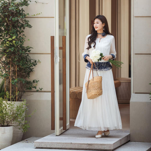 【林栖设计小店】【现货】【林栖推荐】（配送多搭真丝玫瑰胸花）2025年秋季新品白拼蓝印花真丝上衣N1953293 商品图3