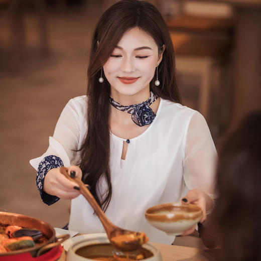 【林栖设计小店】【现货】【林栖推荐】（配送多搭真丝玫瑰胸花）2025年秋季新品白拼蓝印花真丝上衣N1953293 商品图4