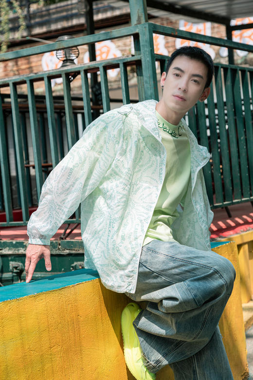 W522572168字母光变夹克 商品图0