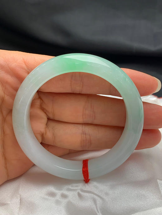 620639，52.8圈口，糯化飘绿正圈平安镯，种老水足，底子细腻，白底飘阳绿，清爽 商品图4