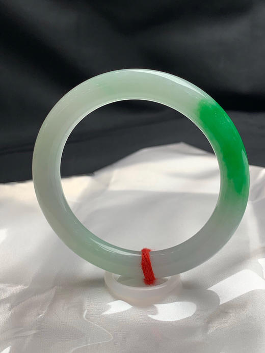 620642，56圈口，糯化飘绿细圆条美人条，淡绿底色飘一截正阳绿，色泽艳丽，底子细腻，侧边带黄翡，特色黄加绿 商品图2