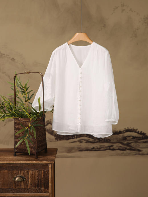 灵动呼吸感三季好穿苎麻重工刺绣V领衬衫 商品图13