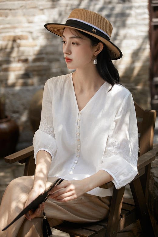 灵动呼吸感三季好穿苎麻重工刺绣V领衬衫 商品图0