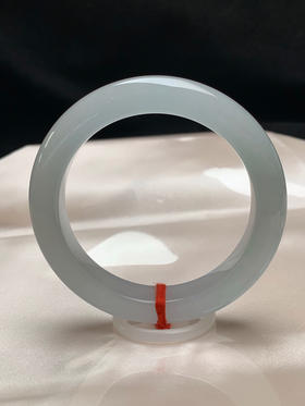 620643，54.7圈口，冰晴正圈平安镯，淡晴水底色，种水好有光感