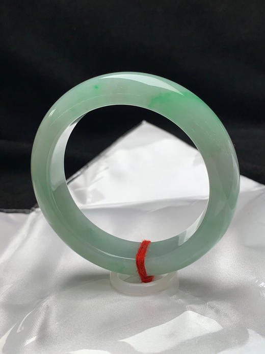 620645，56.7圈口，糯化绿底飘绿正圈平安镯，果绿底飘阳绿色花，条形厚装，水头好 商品图2