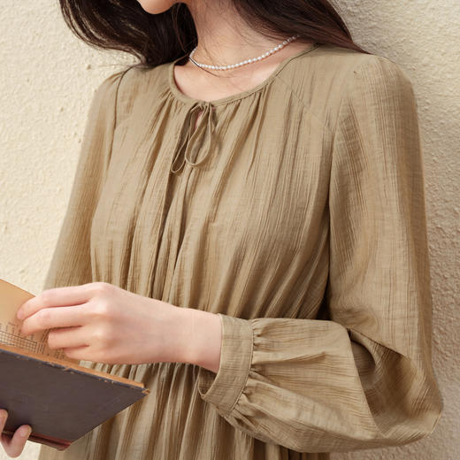 【严选】诗凡黎莱赛尔肌理感气质连衣裙25秋新款打揽收腰系带圆领长袖裙子7G8190771 商品图3