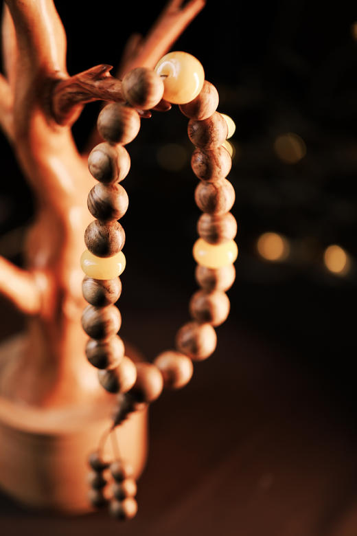 柬埔寨沉香手持念珠配精品蜜蜡【器悟雅玩】 商品图1