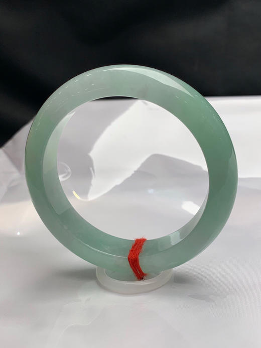 620637，56圈口，糯化果绿底正圈平安镯，种水好，底子细润，颜色清爽 商品图3