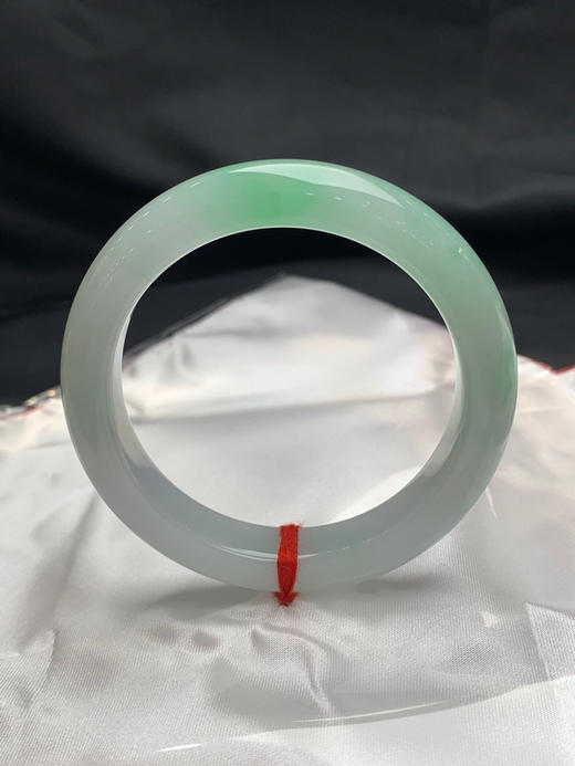 620639，52.8圈口，糯化飘绿正圈平安镯，种老水足，底子细腻，白底飘阳绿，清爽 商品图0