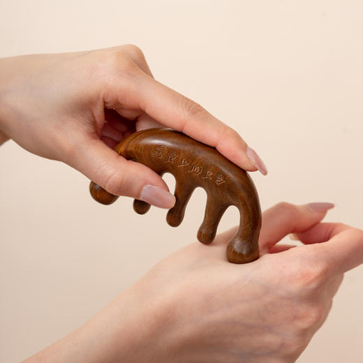 正安国货·檀木梳  绿檀木整木制作 点穴头颈木梳（不配备精油） 商品图4