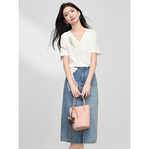 【专属特价】【纯棉100%】熙世界简约百搭T恤25夏新款V领梅花刺绣女提肩显瘦休闲上衣 商品图2