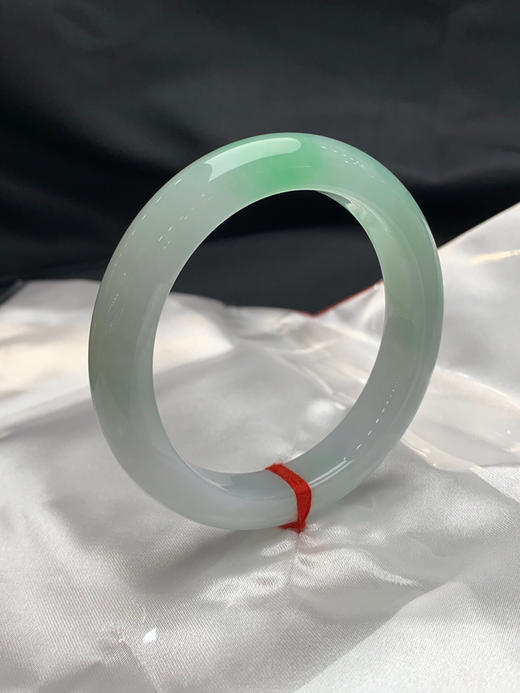 620639，52.8圈口，糯化飘绿正圈平安镯，种老水足，底子细腻，白底飘阳绿，清爽 商品图1