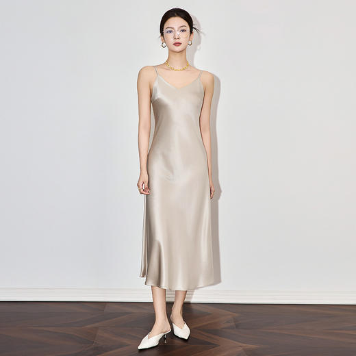 「高货wl」全新升级【铂金会员293/天猫389/差价96】(84340)洛诗琳法式优雅氛围感醋酸缎面V领优雅轻奢收腰吊带连衣裙 商品图1