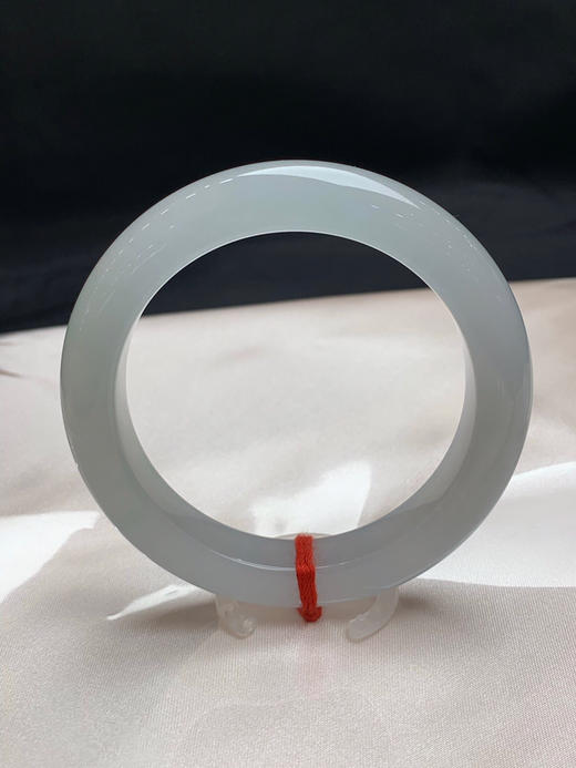 620643，54.7圈口，冰晴正圈平安镯，淡晴水底色，种水好有光感 商品图3