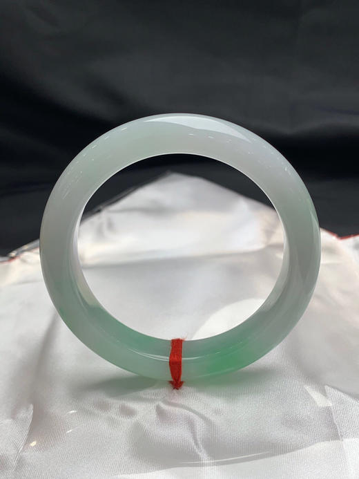 620639，52.8圈口，糯化飘绿正圈平安镯，种老水足，底子细腻，白底飘阳绿，清爽 商品图3