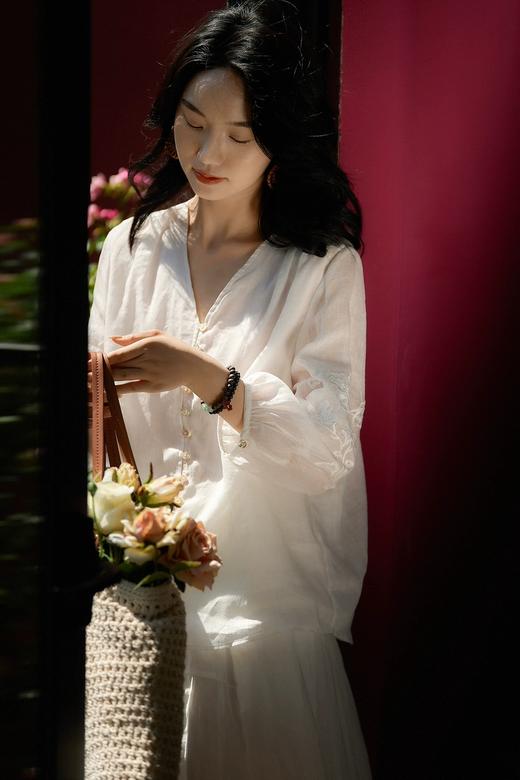 灵动呼吸感三季好穿苎麻重工刺绣V领衬衫 商品图5